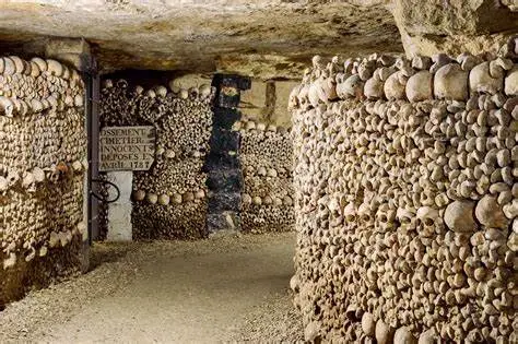 สำรวจโลกใต้ดินที่ Les Catacombes de Paris